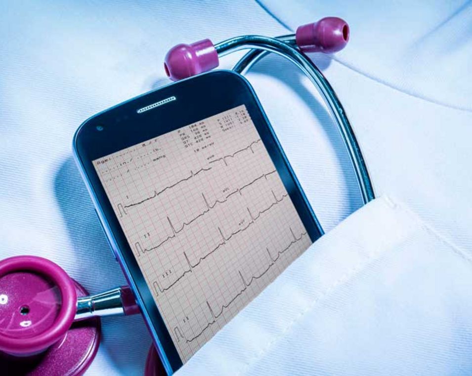 Handy mit EKG-Ergebnissen