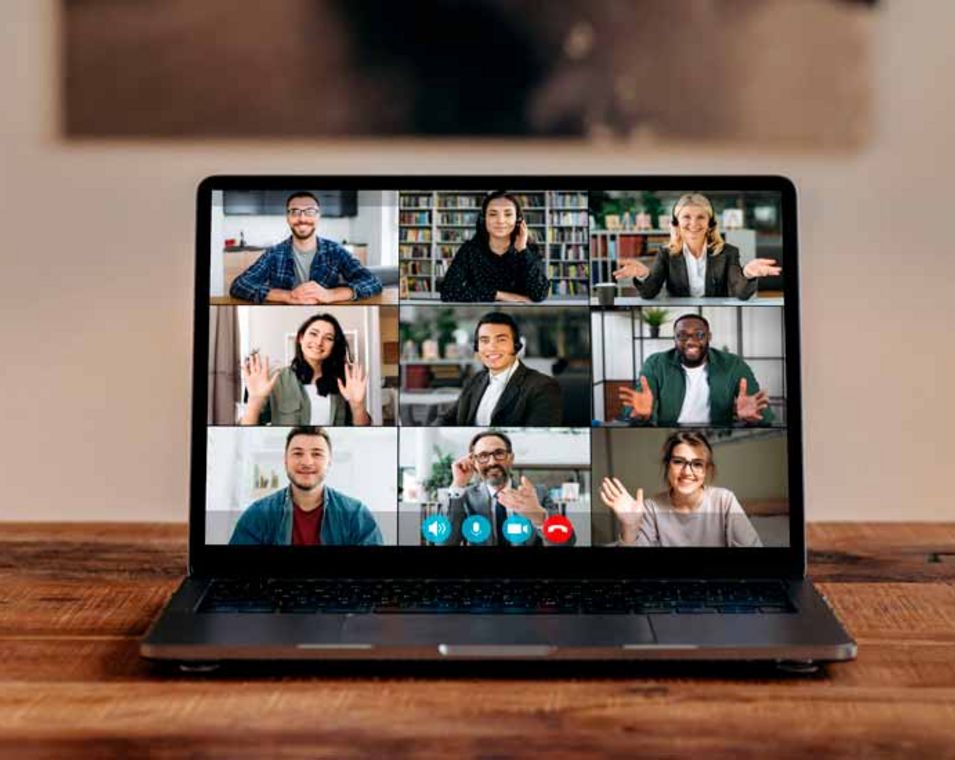 Laptopbildschirm mit einer laufenden Videokonferenz mit neun Teilnehmern