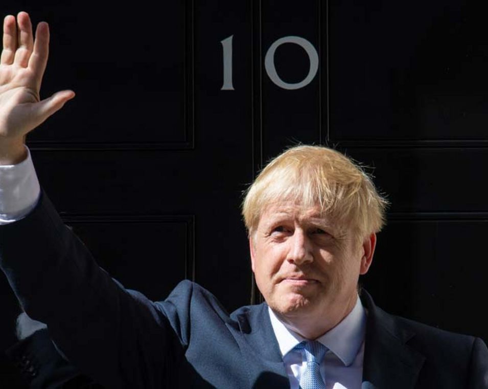Premierminister Boris Johnson winkt vor der Downing Street Nr. 10