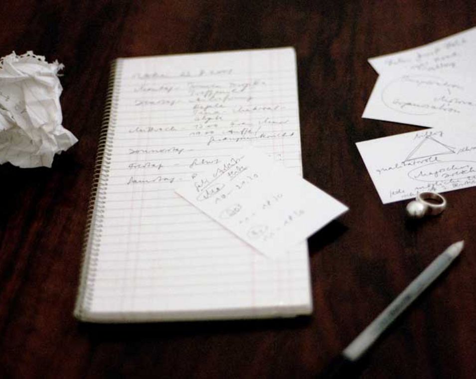 Schreibunterlagen auf einem Tisch mit handschriftlichen Notizen