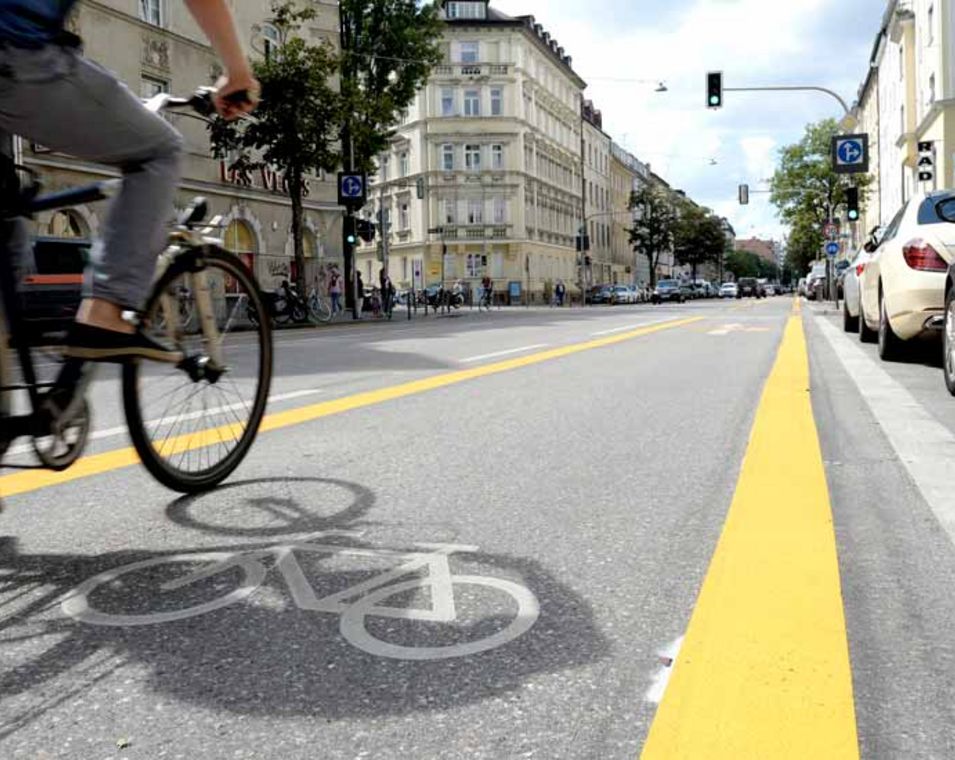 Radfahrer auf einem neu markierten breiten Radweg in München