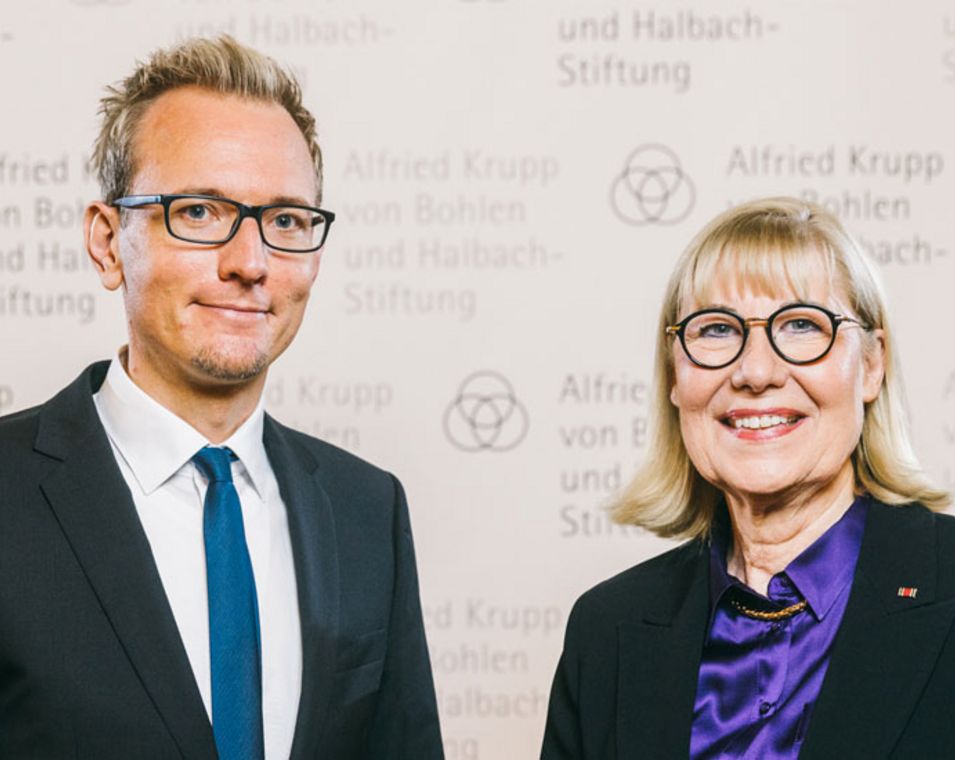 Portraitfoto von Preisträger Professor Lucas T. Jae und der Kuratoriumsvorsitzenden der Krupp-Stiftung, Professorin Ursula Gather. 