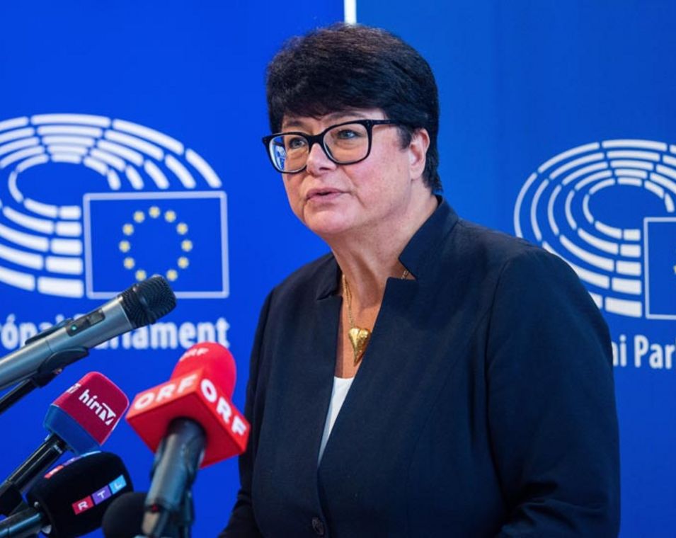 Foto von Sabine Verheyen, Abgeordnete des Europäischen Parlaments, bei einer Pressekonferenz