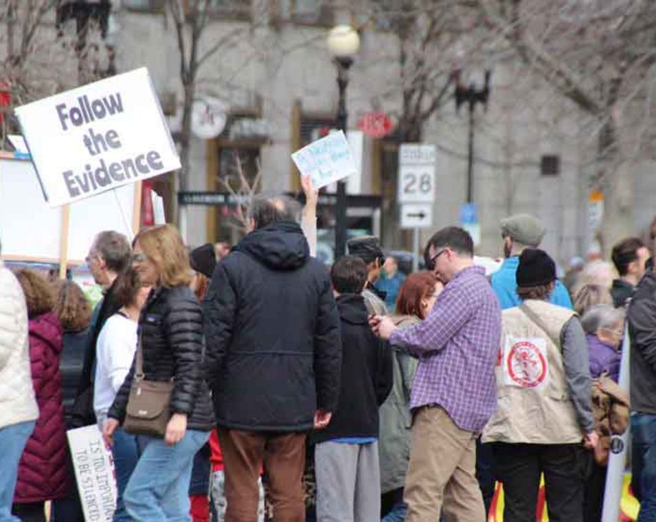 Eine Gruppe Demonstrierender mit Plakaten "Save the evidence"