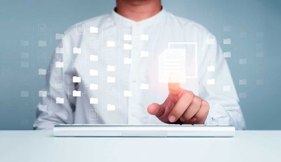 Mann tippt mit dem Finger auf ein virtuelles Dokumentensymbol vor einem Hintergrund aus geschlossenen virtuellen Ordnern