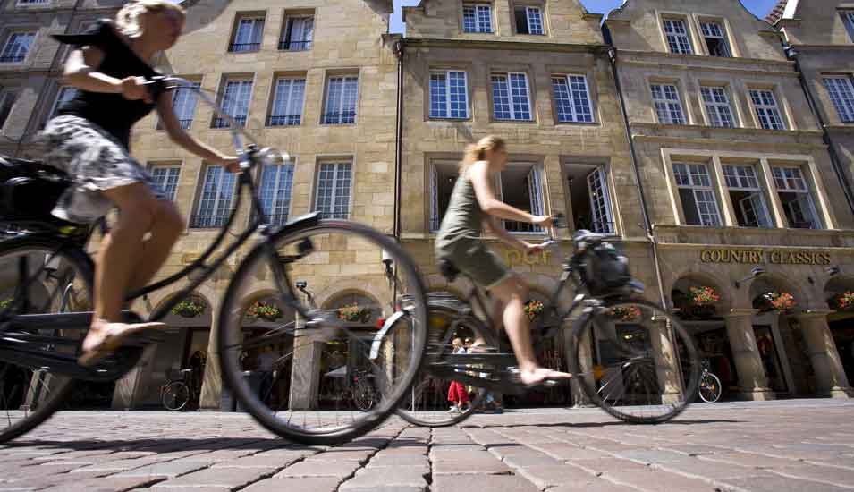 Das Foto zeigt zwei Fahrradfahrer in Münster.