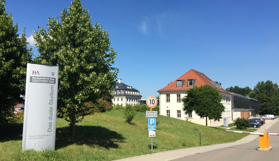 Das Foto zeigt eine Aussenansicht der dualen Hochschule in Gera.