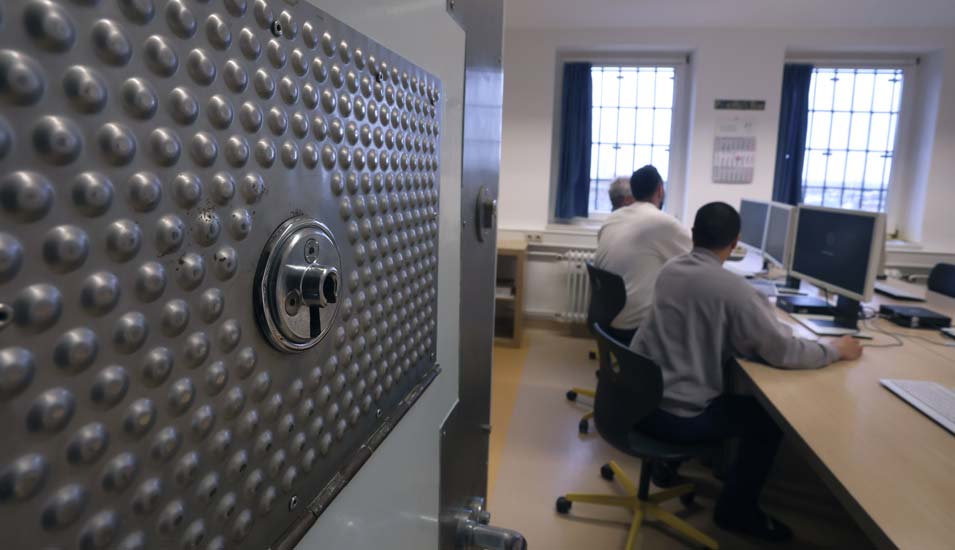 Studierende Häftlinge sitzen in der Studienabteilung der Justizvollzugsanstalt Würzburg an Rechnern. 