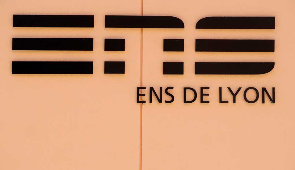 Logo der Ecole Nationale Superieure (ENS) in Lyon an einer Gebäudefassade