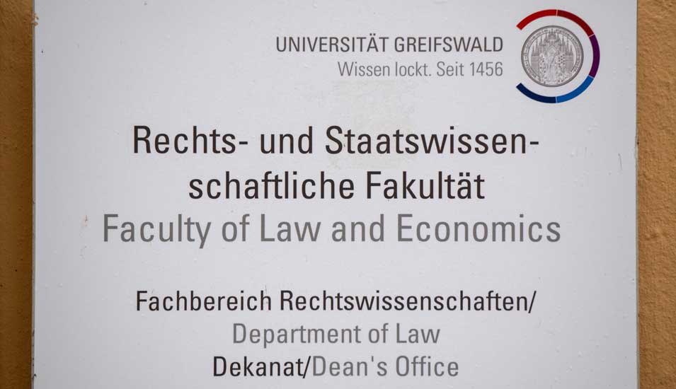 Schild der "Rechts- und Staatswissenschaftlichen Fakultät" der Universität Greifswald. 