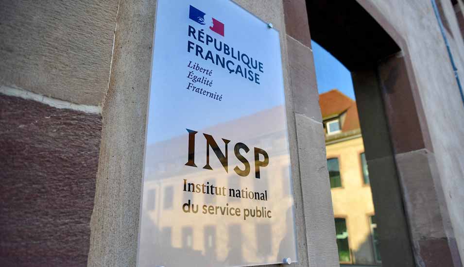 Schild mit Logo der neueröffneten französischen Verwaltungshochschule unter dem Titel Institut national du service public (INSP)