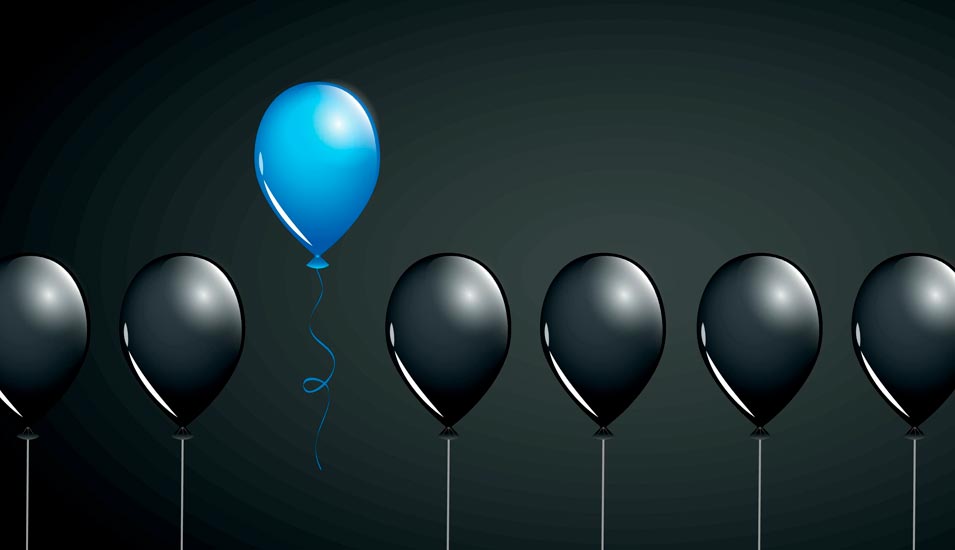 Reihe an schwarzen Ballons und einem blauen Ballon, der wegfliegt