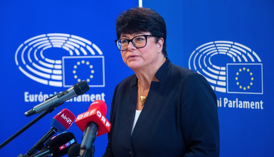 Foto von Sabine Verheyen, Abgeordnete des Europäischen Parlaments, bei einer Pressekonferenz