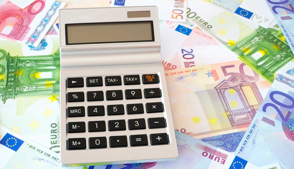 Euroscheint mit einem Taschenrechner