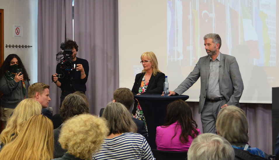 Boris Palmer (hinten rechts), Oberbürgermeister von Tübingen, nahm nahm auf Einladung von Professorin Susanne Schröter (hinten mitte) am Freitag an einer Migrationskonferenz im Frankfurter Forschungszentrum Globaler Islam teil.