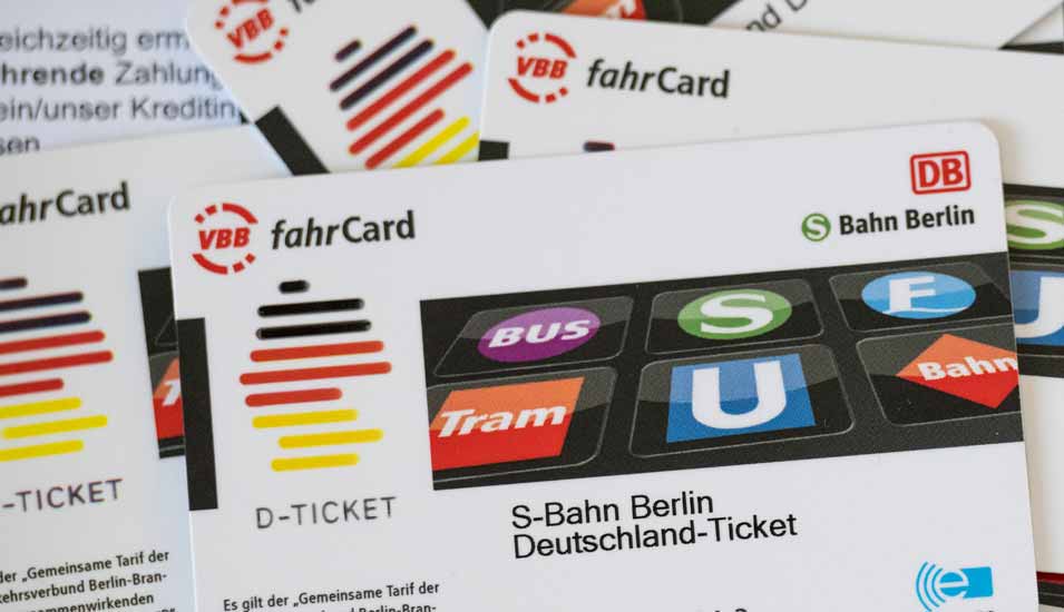 Stapel mehrerer Deutschland-Ticket-Chipkarten