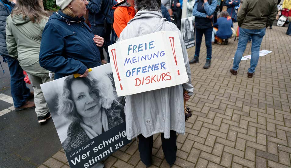 Rechtsstreit zwischen Ulrike Guérot und der Universität Bonn: Unterstützer und Gegner der Politologin demonstrierten bei dem Gütetermin am Freitag vor dem Arbeitsgericht in Bonn.