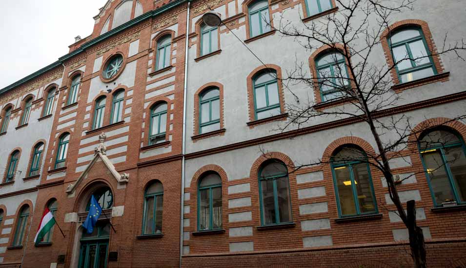 Außenansicht eines Gebäudes der Semmelweis Universität in Budapest, Ungarn.
