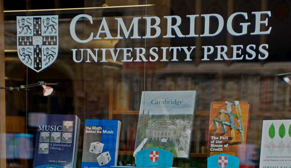 Schaufenster einer Auslage mit Büchern des Verlags Cambridge University Press.