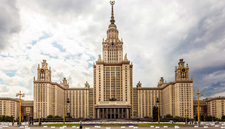Foto der Lomonossow-Universität Moskau, auch Staatliche Universität Moskau genannt. Sie ist die größte Universität Russlands.